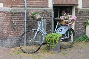 Fahrrad in Holland das als Blumentopf dient