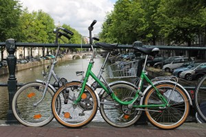 Zwei Klappräder auf einer Brücke in Amsterdam