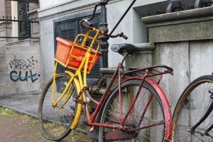 Fahrrad mit großem Korb in einer Stadt