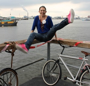 Fahrrad und Frau im Hafen von Amsterdam
