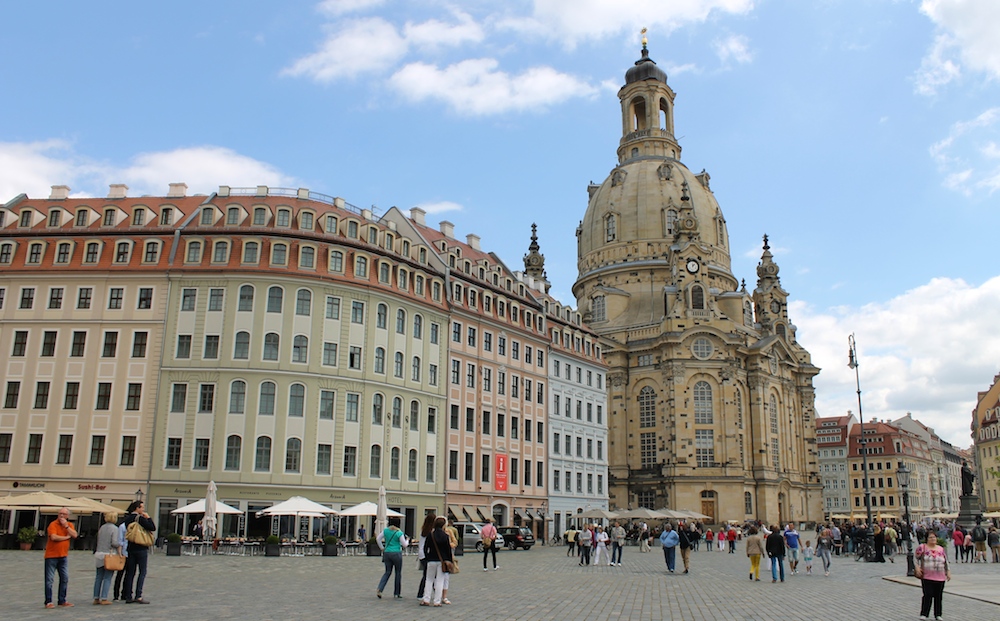 Frauenkirche Dresden mit Häuserfasade