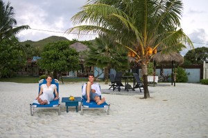 Brautpaar entspannt am Strand
