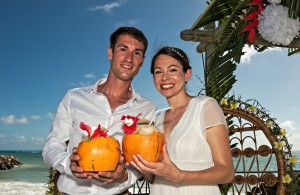 Brautpaar mit Kokosnuss