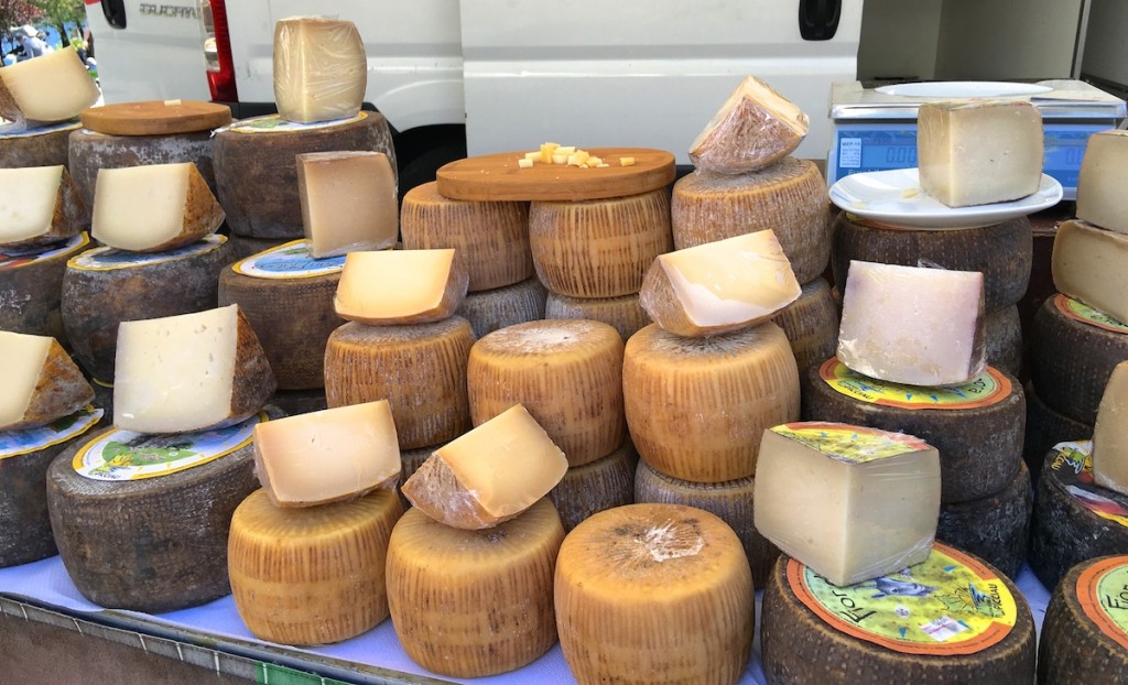 Käse auf dem Markt in Cannobio