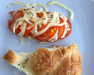 Tomaten mit Feta und Fladenbrot