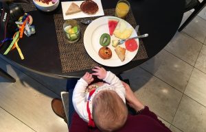 Hotelfrühstück mit Baby
