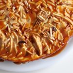 Apfel-Torte | Rezept mit Äpfeln, Pudding, Schoko & Karamell