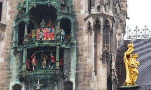 München zu Fuß erkunden Glockenspiel