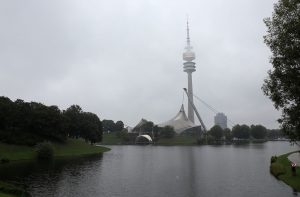 München zu Fuß erkunden Olympiaturm