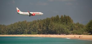 Plane Spotting in Phuket Thailand Flugzeug am Strand